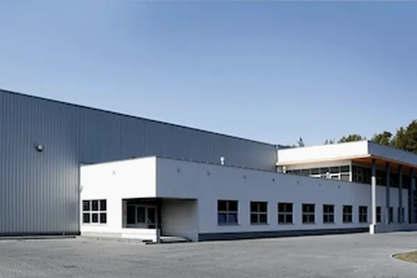 Bâtiment industriel avec ses locaux sociaux en façade