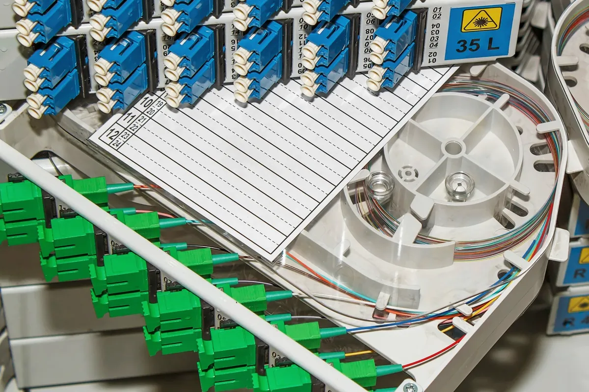 Répartiteur de fibre optique dans un local technique