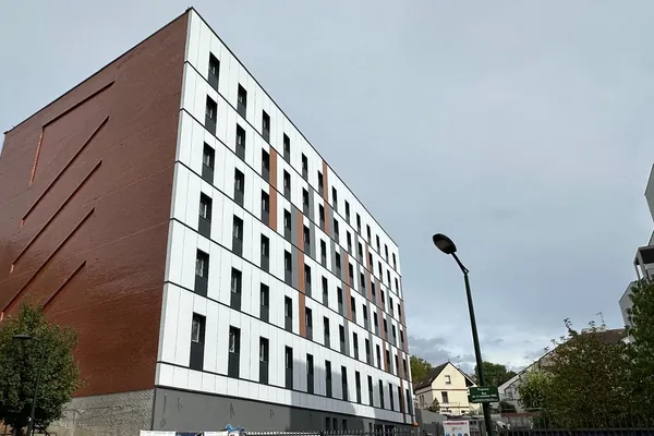 Le bâtiment de Bagneux et sa nouvelle façade, chantier en cours