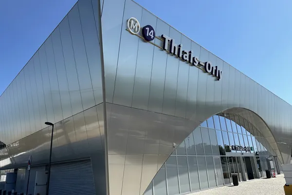 Façade de la gare Thiais - Orly, dite Pont de Rungis, sur la ligne 14