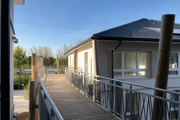 Résidence hôtelière de Serris et sa passerelle d'accès