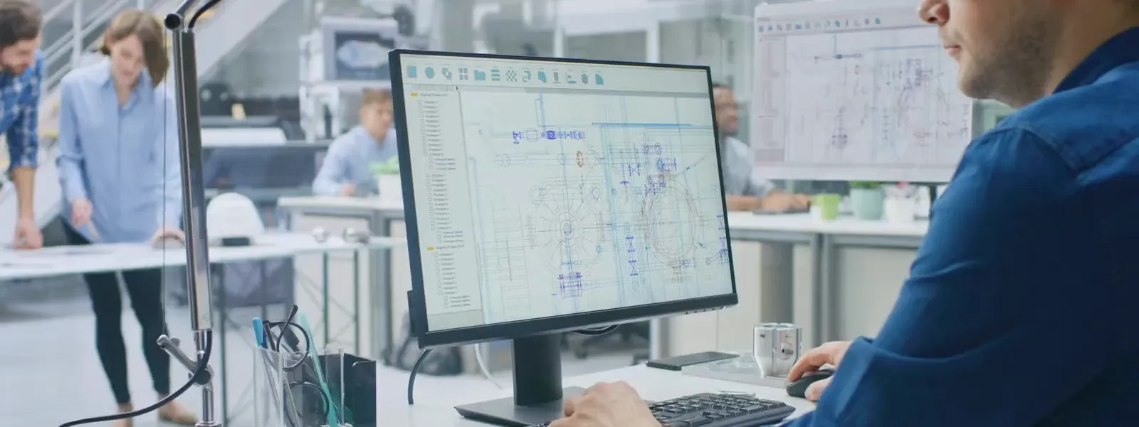Ingénieur d'AXILIUM LT au travail sur les plans techniques d'une opération